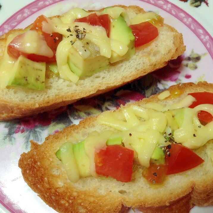 フランスパンで♡アボカドとトマトのチーズトースト